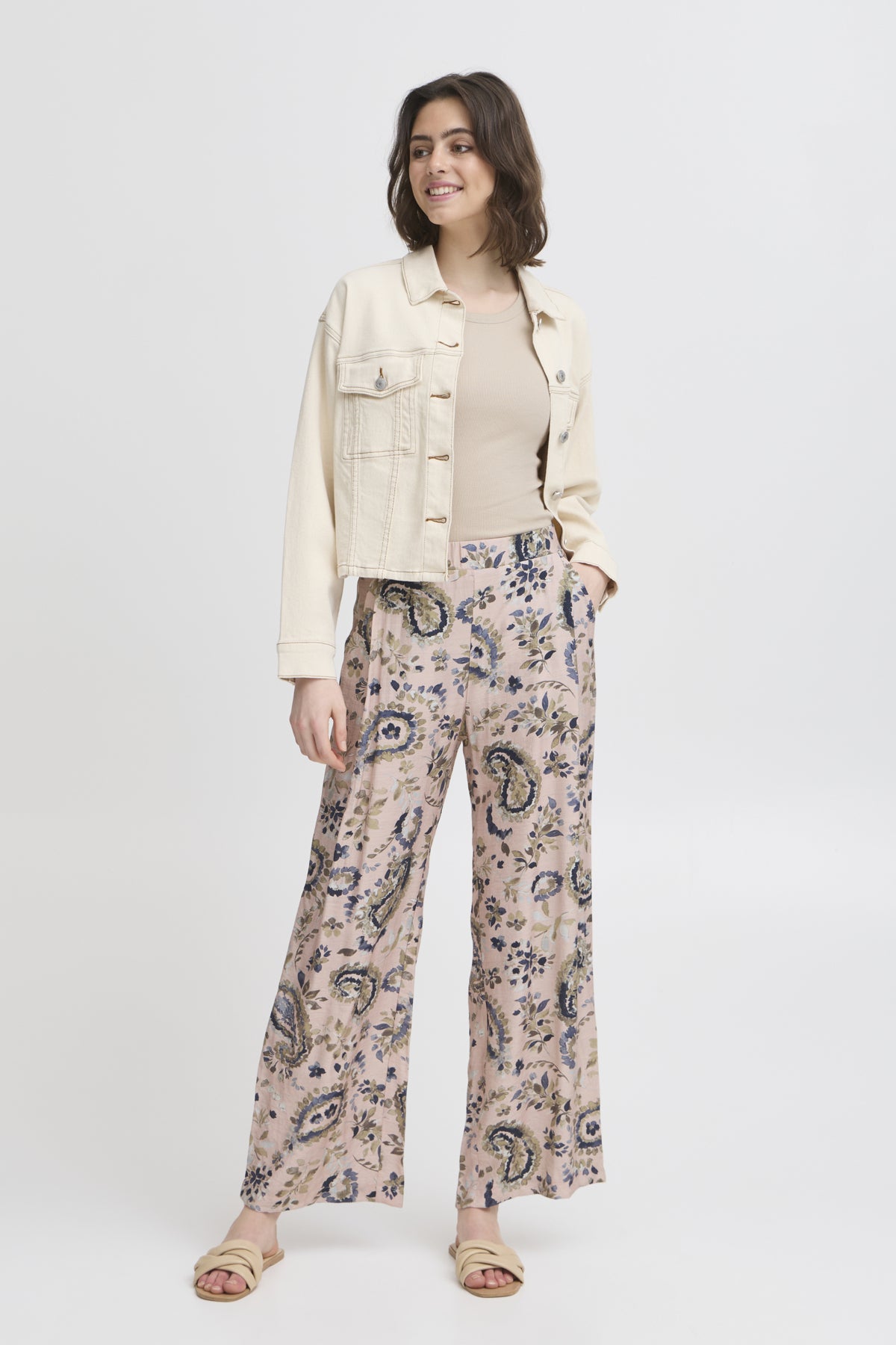 Ariana Pant 3