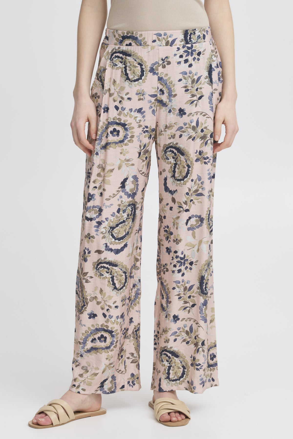 Ariana Pant 3